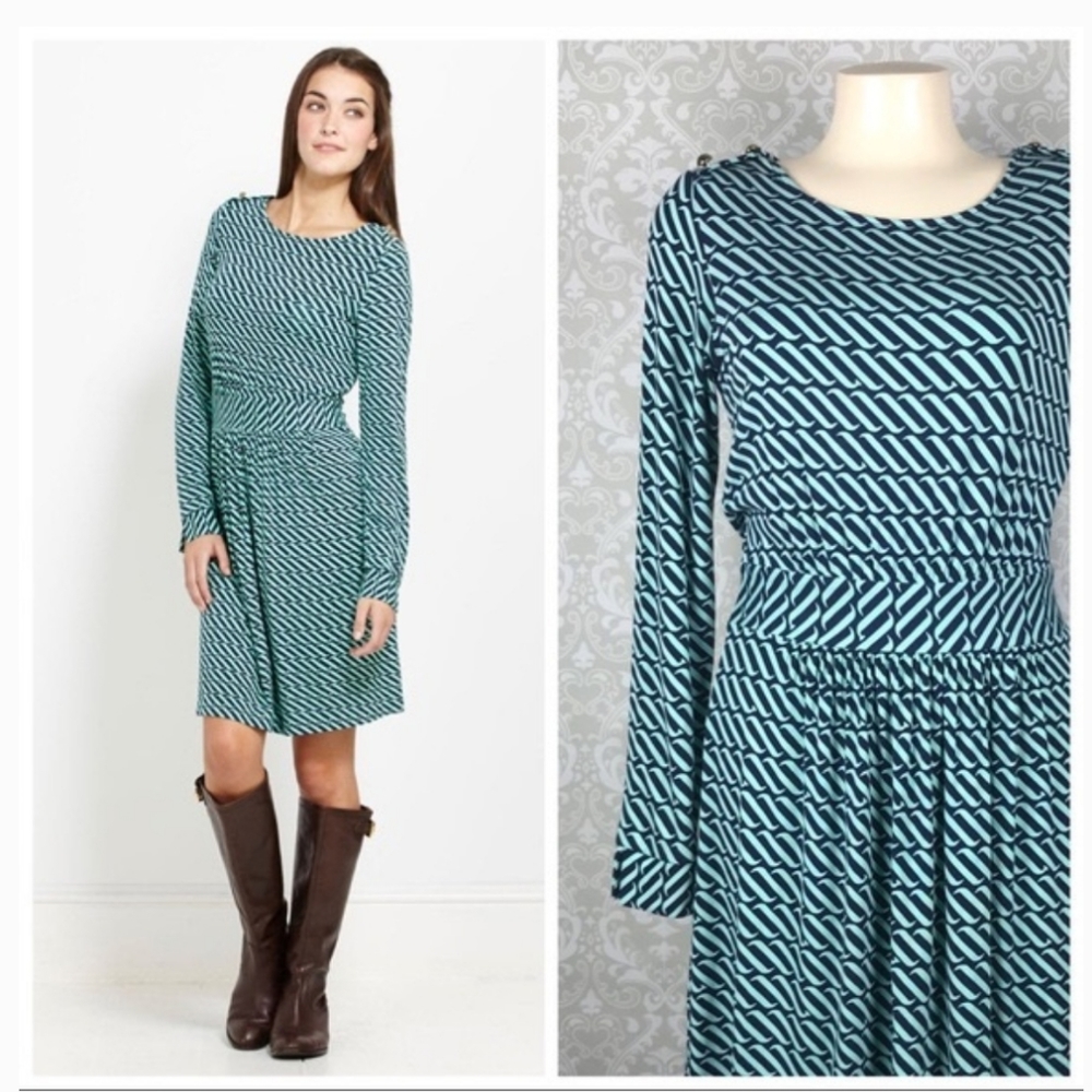 Vineyard Vines longsleeved dress with side zipper.  Size XS